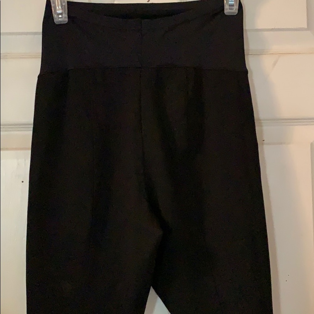 Maternity over the belly pleated leggings. 🤰🏼